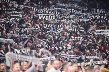 EMOTIVNE SCENE U ARENI Grobari se oprostili od preminulog navijača posebnim citatom