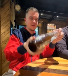 ISTO JE KAO DA STE GA NATOČILI U NAJBOLJOJ TOČILICI Mladić otkrio trik sipanja piva, može da bude i sa malo, a i sa puno mehurića