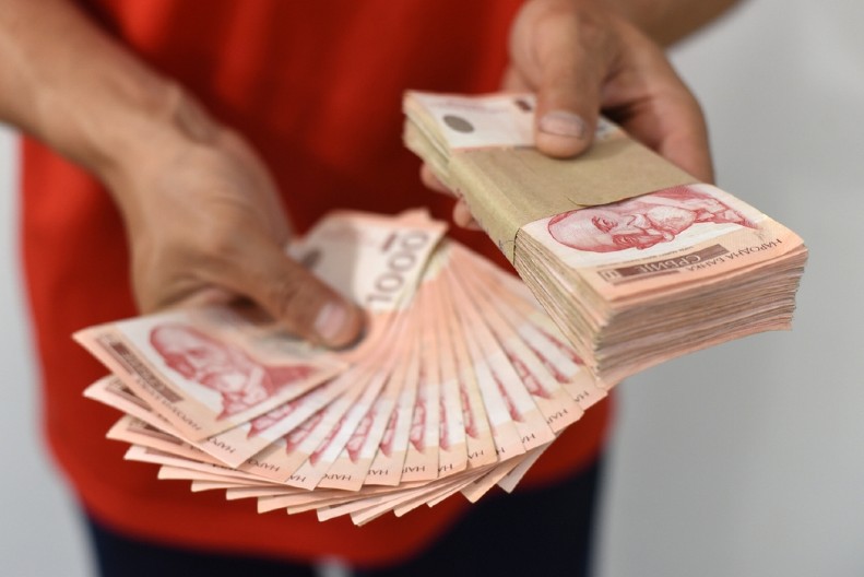 POČELA ISPLATA DRŽAVNE POMOĆI OD 10.000 DINARA Evo ko sve može da računa na novac