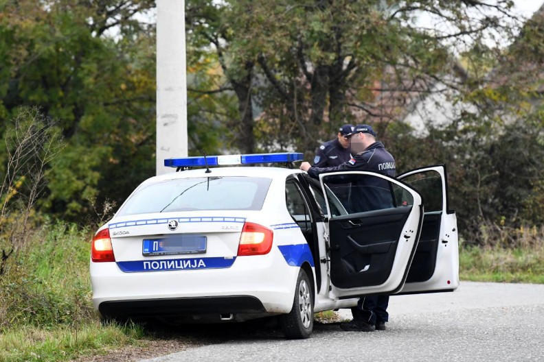 POLICAJCI PRESKAKALI OGRADU DA SPASU ŽENU Monstrum se iživljavao nad njom celu noć, polivao je vodom kad se onesvesti