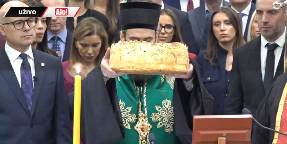 ŠTA SLAVE SRPSKI POLITIČARI: Ko ide u crkvu da seče kolač, a ko slavi tradicionalno uz pečenje? (VIDEO)