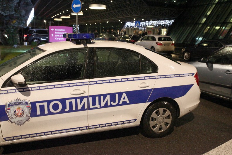 PRIVEDEN ZBOG PREKRŠAJA U SAOBRAĆAJU PA NAPRAVIO HAOS Policajcu koji ga je sprovodio do ćelije pretio ubistvom?