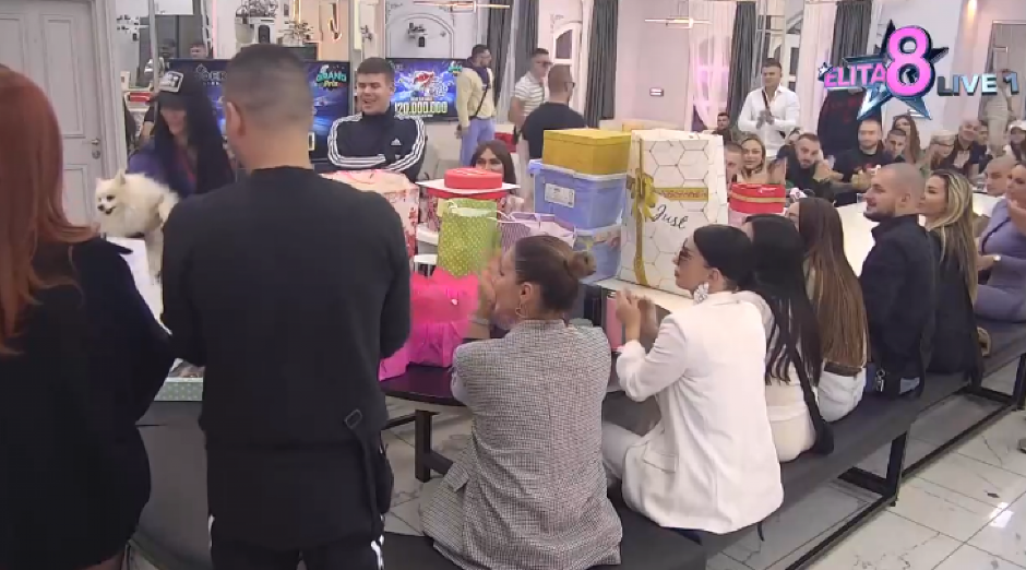 PREGRŠT POKLONA STIGLO U BELU KUĆU Učesnici šokirani kojim povodom su stigli darovi, pa svi glasno aplaudirali!