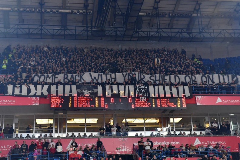 TRANSPARENT O KOM SE PRIČA Navijači Partizana se na engleskom obratili igračima (VIDEO)