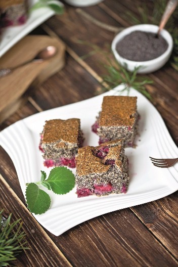 KOLAČ SA MAKOM I VIŠNJAMA Desert mekan kao duša koji budi sva čula