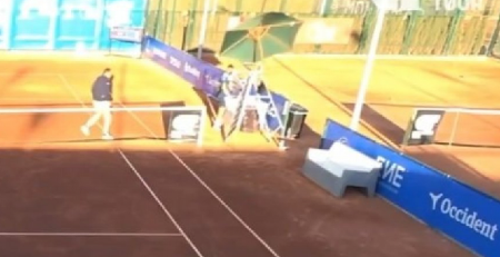 JEZIV PRIZOR Sudijska stolica pala na tenisera (VIDEO)