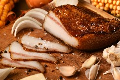 ZAŠTO JE DOBRO JESTI SVINJSKU MAST, SLANINU I LUK? Nutricionistkinja ima iznenađujuće odgovore