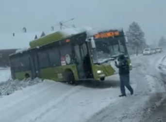 MIRJANIN AUTOBUS PROKLIZAO I SA PUTA ZAVRŠIO U KANALU! Pešačila kroz vejavicu, a onda joj stigao SPAS!