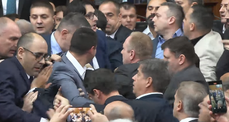 DRAGAN ĐILAS IZAZVAO TUČU U SKUPŠTINI! Osvedočeni nasilnik počeo da udara poslanike (VIDEO)