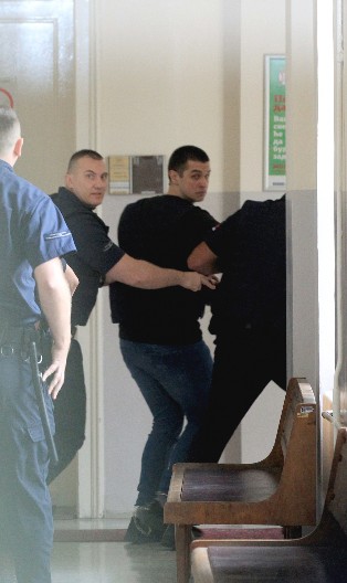 HAOS U SPECIJALNOM SUDU ZA MASAKR U MLADENOVCU Uroš Blažić hteo nešto da kaže, sudija mu ZABRANILA - njegovom ocu isključili mikrofon!