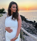 "UGOJILA SAM SE 30 KILOGRAMA" Pevačica (32) prvi put progovorila o porođaju, potpuno ogolila dušu!