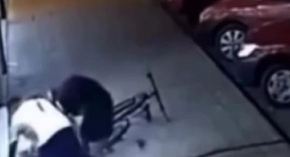 BRAVO DEČACI TAKO SE TO RADI! Napravili manju štetu, pa se bacili istog trenutka na sanaciju! (VIDEO)