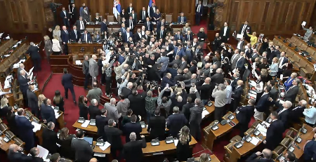 SKANDAL! OPOZICIONI POSLANICI UNIŠTILI SKUPŠTINU! Lomili ekrane, čupali mikrofone: Cilj im je destabilizacija Srbije! (FOTO/VIDEO)