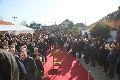 "PLAKAO SAM SVE DO SADA" Pevač skrhan od bola stigao na Palminu sahranu, u rukama nosi ogroman venac (VIDEO)