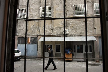 DVOJICA STRAŽARA ZATVORA UHAPŠENA U KRAGUJEVCU Osuđeniku doturili telefon i tražili 5.000 evra!