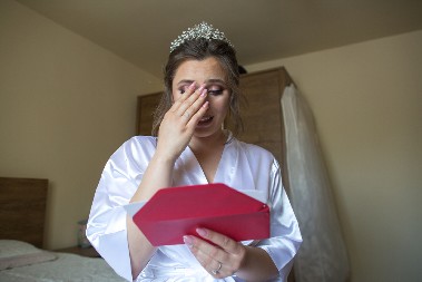 SKANDALČINA NA VENČANJU, POZIVNICA NAPRAVILA HAOS Kada je mlada videla šta je gošća odgovorila, zapenila od besa!