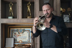 OTKRIVAMO U KAKVOM JE STANJU DEJAN PETROVIĆ Muzičar završio u bolnici: "Počeo sam da se gušim"