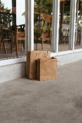 ZAVIRIO U OSTAVLJENU KESU NA PLOČNIKU I ODMAH OTRČAO U POLICIJU Ono što je pronašao unutra ostavilo je sve u šoku!