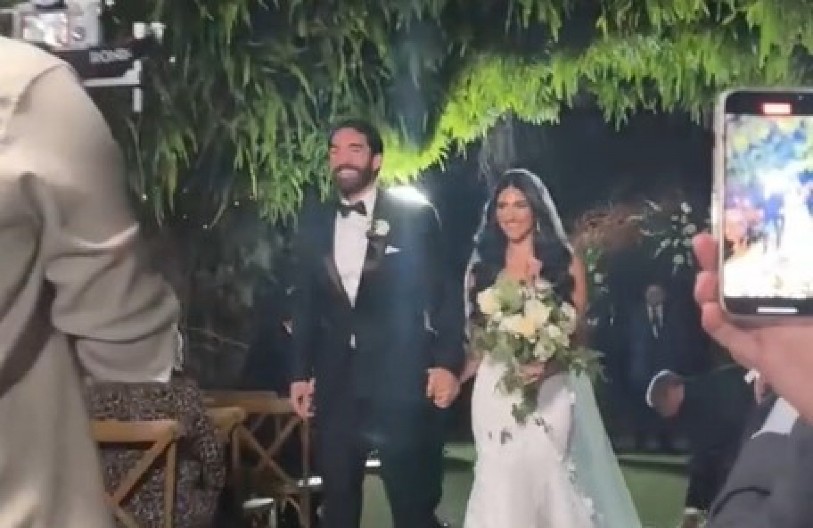 DOK SU STAJALI PRED OLTAROM, NEŠTO JE PALO SA DRVETA Glodar upao na venčanje, gosti se smejali kao ludi na brašno! (VIDEO)