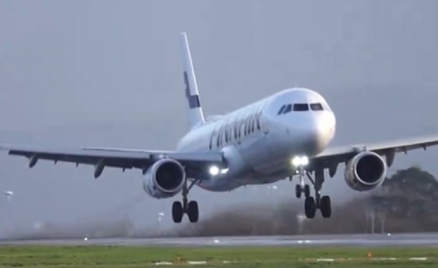 ZAŽELELA ŽIVOT U RUŽIČASTOM, PA POŠLA ZA PARIZ BEZ KARTE! Slepi putnik pronađen u toaletu aviona