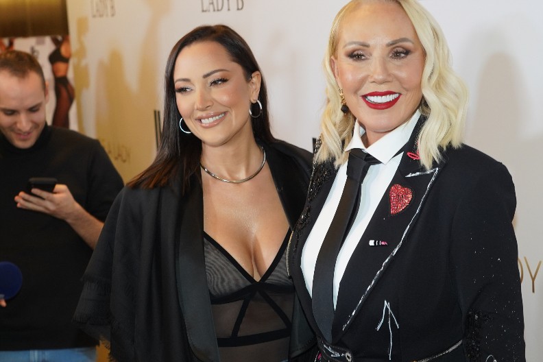 ZVEZDA JE, ALI MI DRŽIMO ČAS! Lepa Brena oštro nakon komentara da je Prijovićka poslala sve kolege u penziju, bez dlake na jeziku!