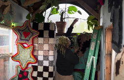 RADIO JE 90 SATI NEDELJNO DA BI KUPIO KUĆU Sad živi u 7 metara kvadratnih (VIDEO)