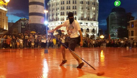 SMRT DRŽAVE U "ŠARENOJ REVOLUCIJI" Makedonci danas gledaju kako gore njihove zastave, nikada se nisu oporavili od obojene revolucije