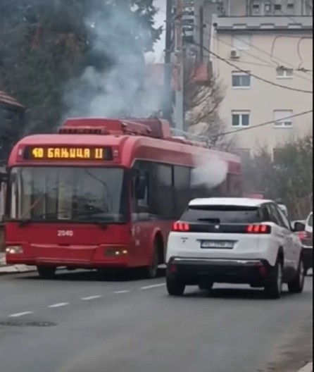 GORI TROLA NA BANJICI Iz gradskog prevoza kulja dim, stvaraju se gužve