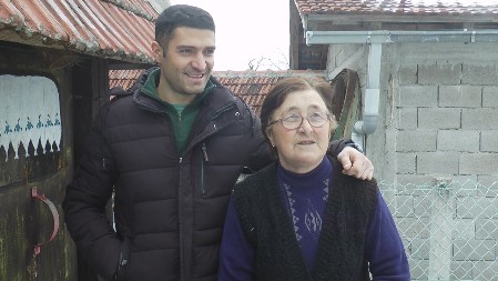 PREDRAG SA BAKOM DOBRINKOM PRAVI NAJBOLJI LEK ZA MAMURLUK Oni su neverovatan tandem, od divljih voćki napravili biznis iz snova