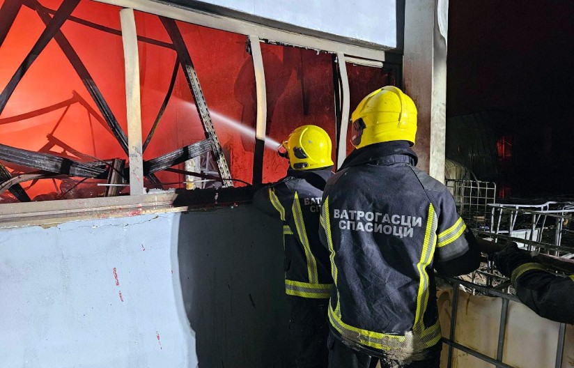 GORI SALAŠ U BAČKOJ Vatrogasci izneli jednu osobu