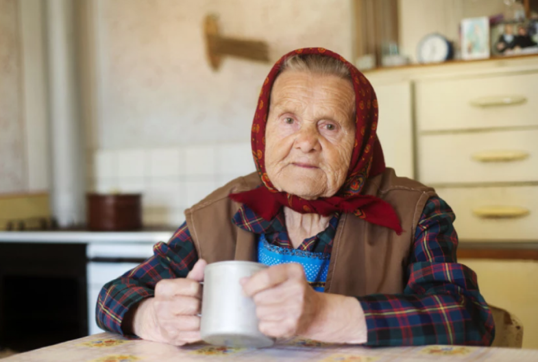 OPLJAČKALI STARICU A PROMAŠILI MILION EVRA Baka je ovim vrednim predmetom podupirala vrata