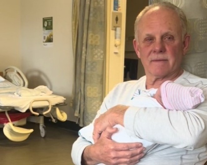 DEKA ZANEMEO KAD JE ČUO KAKO MU SE ZOVE UNUK Njegova neverovatna reakcija oduševila je svet, držao malu bebu, a onda...(VIDEO)