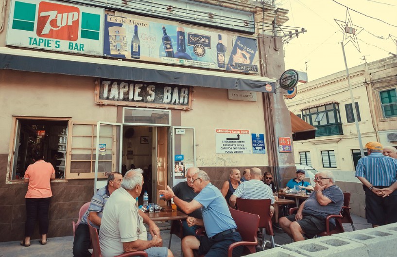 KAKO ŽIVE PENZIONERI U SVETU I ŠTA IM SE SPREMA U mnogim zemljama ne cvetaju im ruže