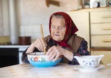 ZAPOSLENA I U 97. GODINI Penzionerka u RS prima platu i penziju u desetoj deceniji života