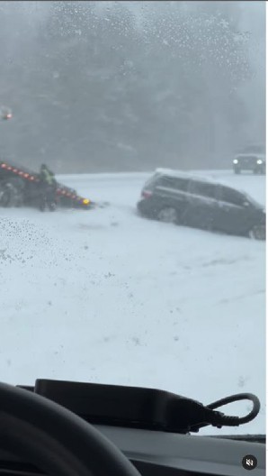"ZAMISLITE DA USTANETE UJUTRU ZA POSAO I DA VIDITE METAR SNEGA NAPOLJU" Srpkinja objavila snimaka kako se probija kroz mećavu