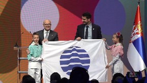 SVEČANOST U SAVA CENTRU Premijer Vučević preuzeo zastavu međunarodne izložbe EXPO 2027