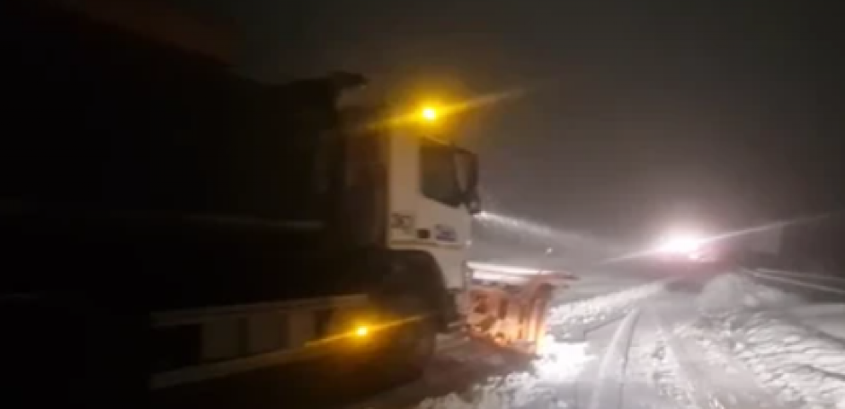MEĆAVA PARALISALA SRPSKE PUTEVE! Sneg napadao do pola metra, tri šlepa zaglavljena kod tunela!