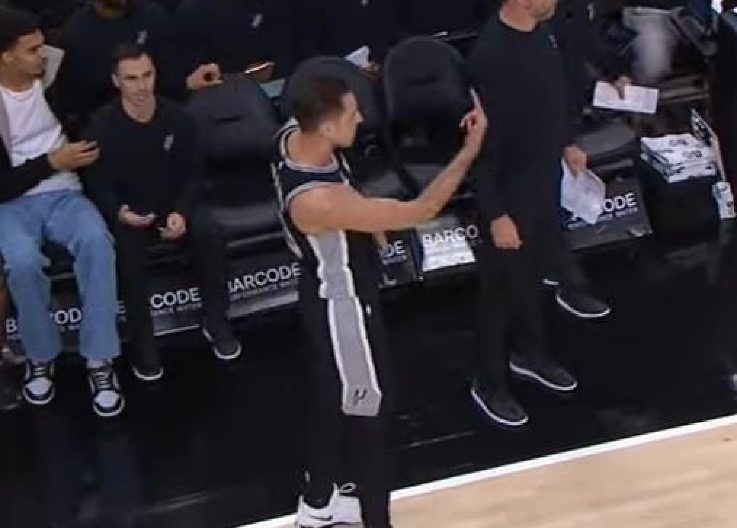 POMRAČENJE UMA Pokazao sudiji srednji prst za vreme utakmice, dobio isključenje, pa potpuno pogubio živce (VIDEO)