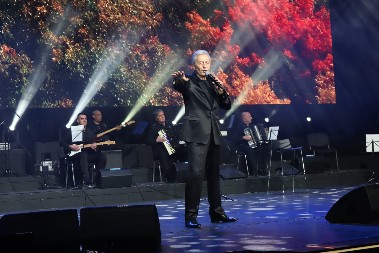 OVO JE SUPRUGA MIROSLAVA ILIĆA SA KOJOM JE POLA VEKA U BRAKU Cela porodica na koncertu, sve oči uprte u njih (VIDEO)