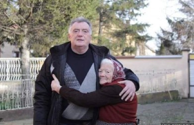 ZBOG JOVANOVE PRIČE O MAJCI, CELA SRBIJA PLAČE! Pitala ga je "Kad ćeš kući?", on se vratio na selo, stavio ju je na krevet, UMRLA MU JE NA RUKAMA