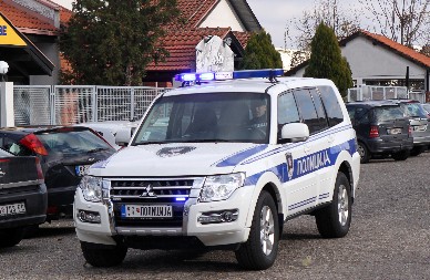 ZBOG 10 EVRA MUČILI STARCE NA NOVOM BEOGRADU  Razbojnicu upalu u stan penzionera, pa su povredili ženu