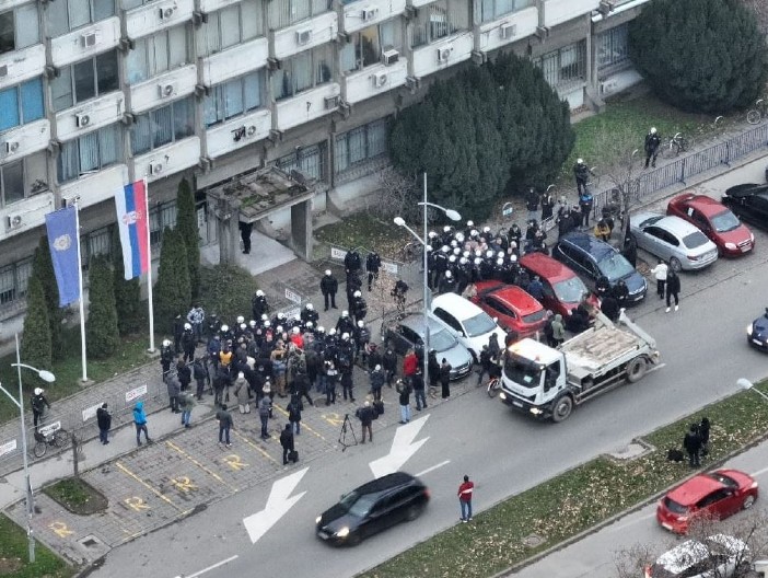 ANTISRPSKA OPOZICIJA PONOVO DIVLJA! Njih 30 napalo Policijsku upravu u Novom Sadu! (VIDEO)