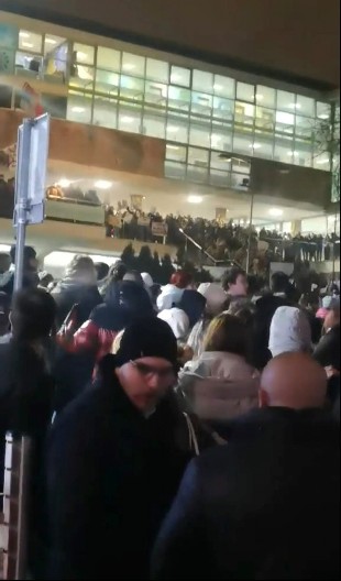 KAŽETE, NISU POLITIČKI PROTESTI? "Studenti"od 40 leta i političari na studentskoj blokadi RTS-a (FOTO)