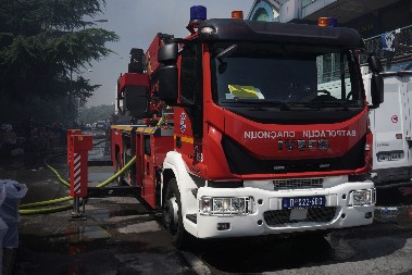 VATROGASCI SEKLI AUTOMOBIL KAKO BI POMOGLI POVREĐENOM Auto se sudario sa kamionom pa su hitno poslate nadležne službe