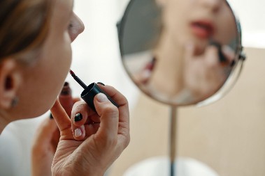 NIJE CRVENA, A NIJE NI "NUDE" NIJANSA, NAJBOLJE STOJI ŽENAMA U 50-IM Ovo je najtrendi boja karmina za novogodišnje praznike, komplimenti će da pljušte