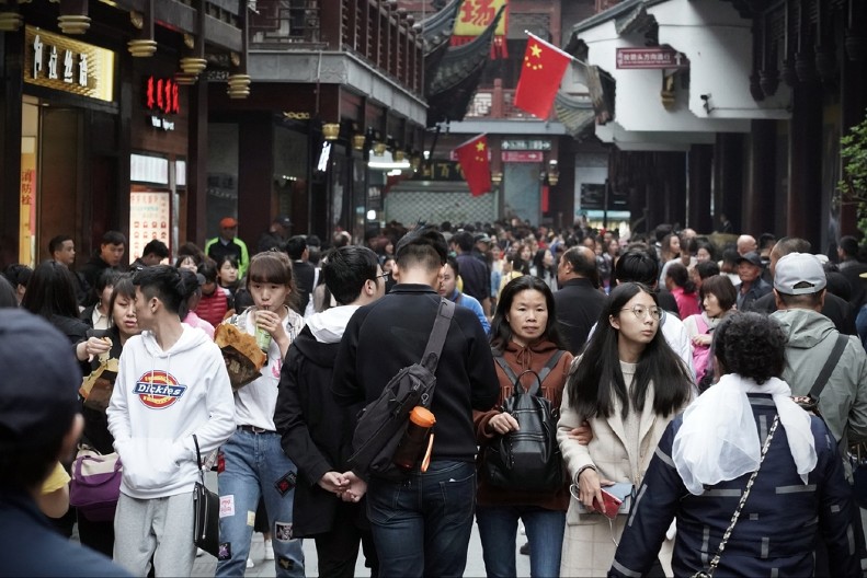 GRAD U KOJEM VOZOVI PROLAZE KROZ STAMBENE ZGRADE Megalopolis koji je veći od Njujorka, ovo čudo još niste videli (VIDEO)