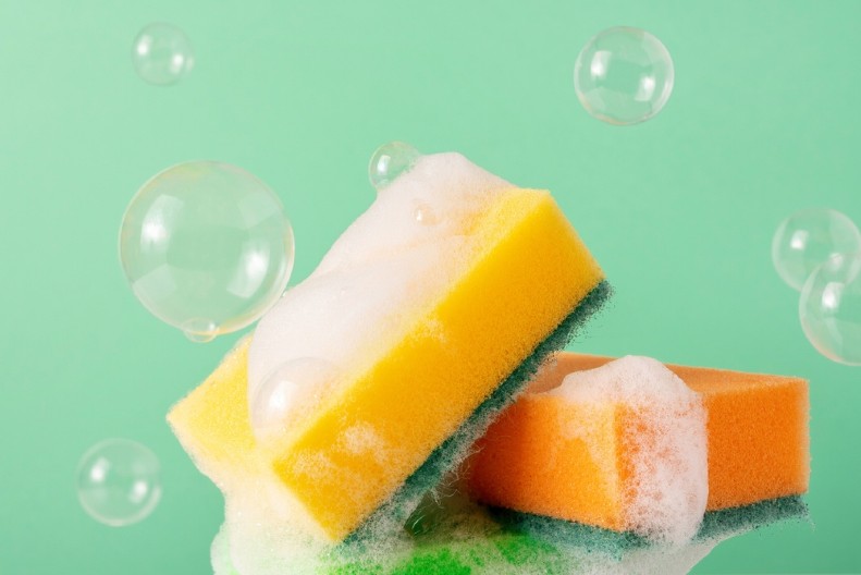 JEDNOSTAVNO UKLONITE BAKTERIJE SA SUNĐERA ZA SUDOVE Koristan trik, a biće kao nov