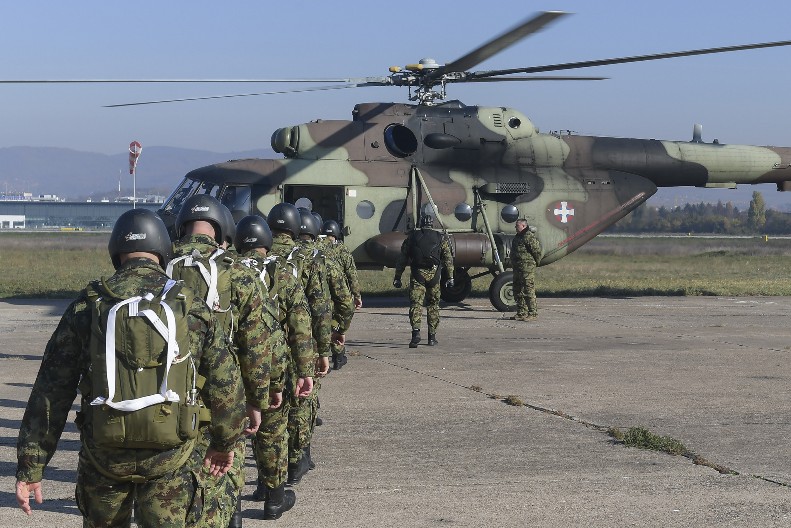 "UVEREN SAM DA ĆETE I UBUDUĆE USPEŠNO IZVRŠAVATI ZADATKE": Vučić čestitao Dan Ratnog vazduhoplovstva i protivvazduhoplovne odbrane