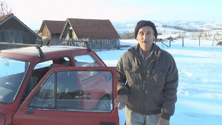 KAD MILOJKO UPALI SVOJU "CIGLICU" NE SMETA MU NI SNEG:"Dugo vergla na ovim niskim temperaturama!"