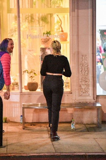 DEVOJČICE LEPILE NJENE POSTERE U SOBI, A SAD SE SVI ZGRAŽAVAJU KAD JE VIDE Zbog zavisnosti završila na psihijatriji i dotakla ponor